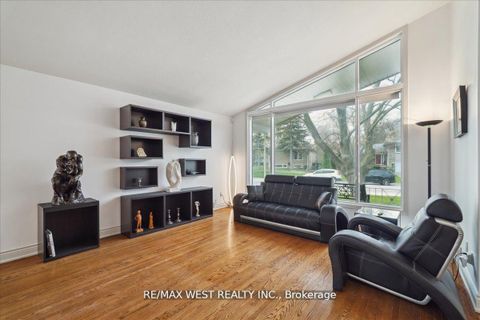 Photo 1 at 40 Arlstan Drive, Bathurst Manor, Toronto