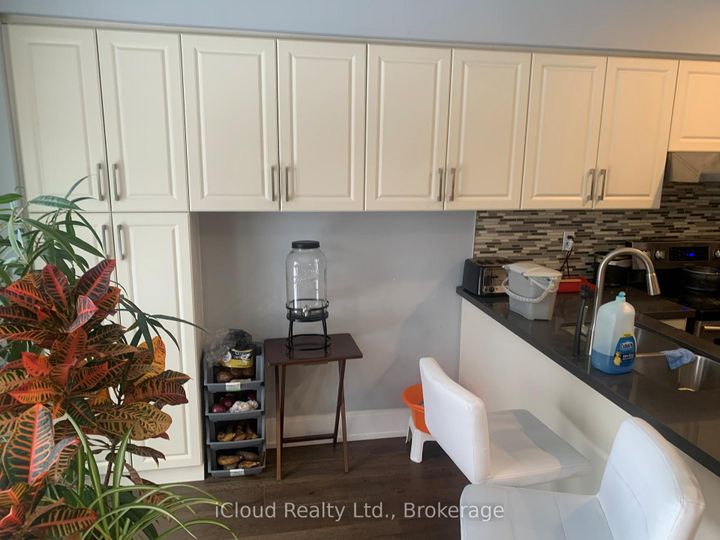 Photo 2 at 878 Blyleven Boulevard, East Credit, Mississauga