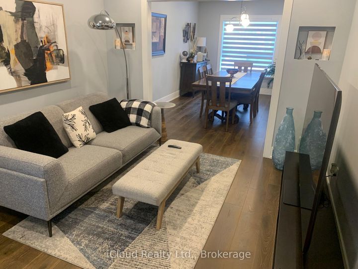 Photo 3 at 878 Blyleven Boulevard, East Credit, Mississauga