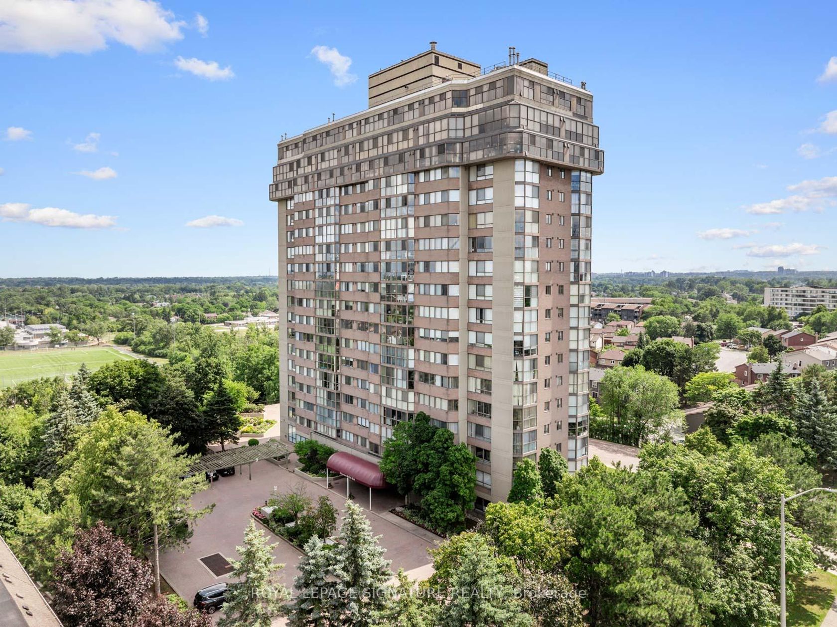 LPH4 - 880 Dundas Street W, Erindale, Mississauga by Loree Meneguzzi Real Estate LPH4 - 880 Dundas Street W, Erindale, Mississauga