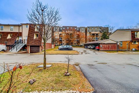 Photo 2 at 51 Yellow Birch Way, Hillcrest Village, Toronto