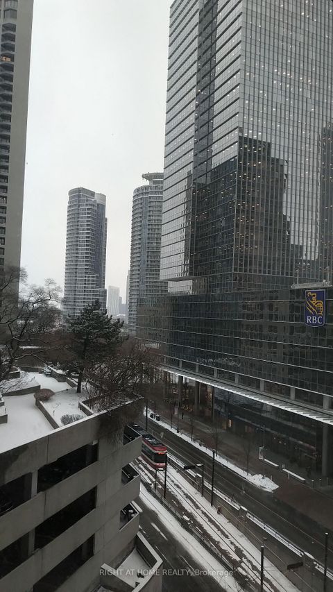 Photo 11 at 838 - 33 Harbour Square, Waterfront Communities C1, Toronto