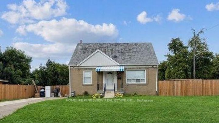 Photo 7 at 14 Kirby Road, CFB, Toronto