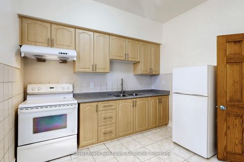 Photo 15 at 143 Seaton Street, Moss Park, Toronto