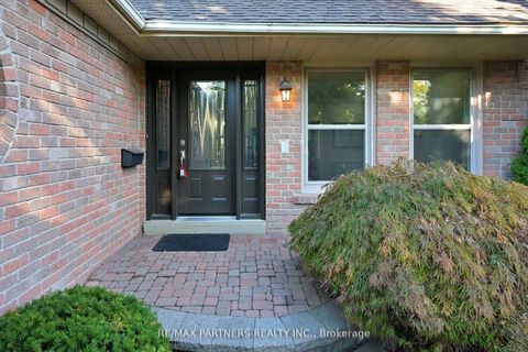 Photo 3 at 82 Ferndell Circle, Unionville, Markham
