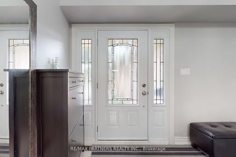 Photo 4 at 82 Ferndell Circle, Unionville, Markham