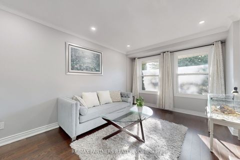 Photo 5 at 82 Ferndell Circle, Unionville, Markham