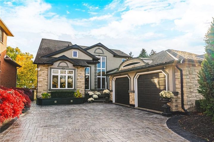 Photo 2 at 712 Highvalley Road, Ancaster, Hamilton