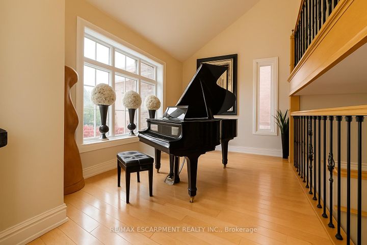 Photo 7 at 712 Highvalley Road, Ancaster, Hamilton