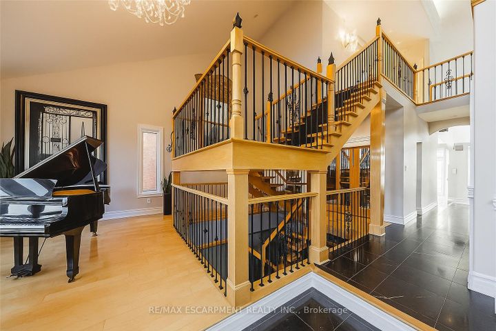 Photo 8 at 712 Highvalley Road, Ancaster, Hamilton
