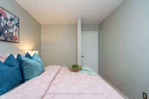 Photo 32 at 1713 - 1478 Pilgrims Way, GA Glen Abbey, Oakville