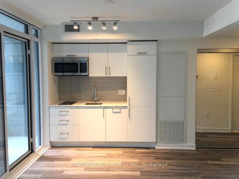 Photo 5 at 401E - 576 Front Street W, Waterfront Communities C1, Toronto