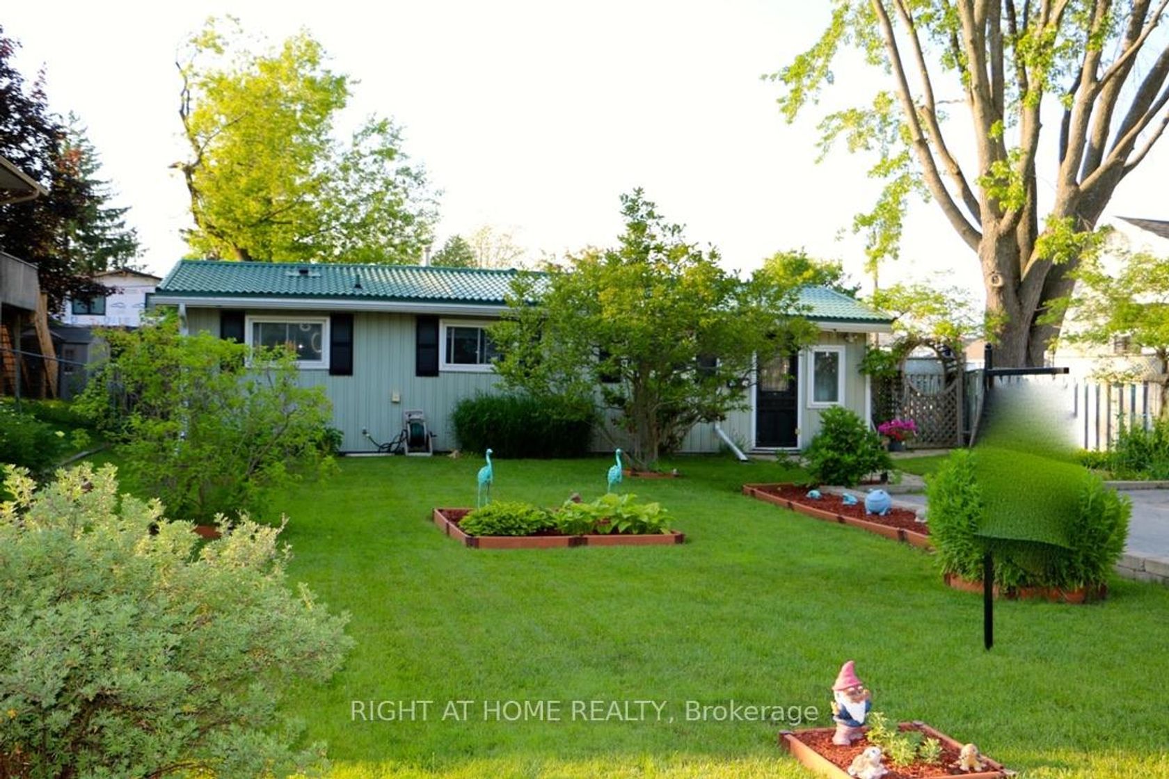 24 Brennan Avenue, South Shore, Barrie photo number 2