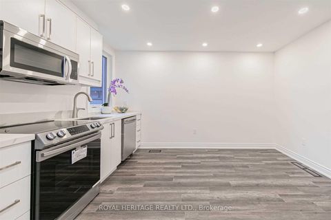 Photo 9 at 66a Bellevue Avenue, Chinatown, Toronto