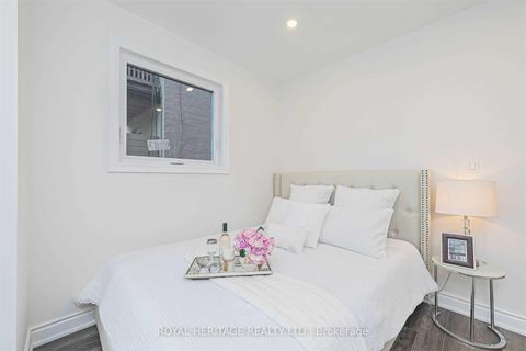 Photo 11 at 66a Bellevue Avenue, Chinatown, Toronto