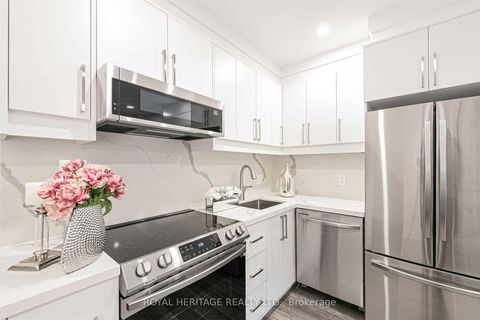 Photo 13 at 66a Bellevue Avenue, Chinatown, Toronto