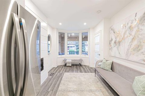 Photo 14 at 66a Bellevue Avenue, Chinatown, Toronto