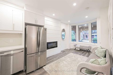 Photo 15 at 66a Bellevue Avenue, Chinatown, Toronto