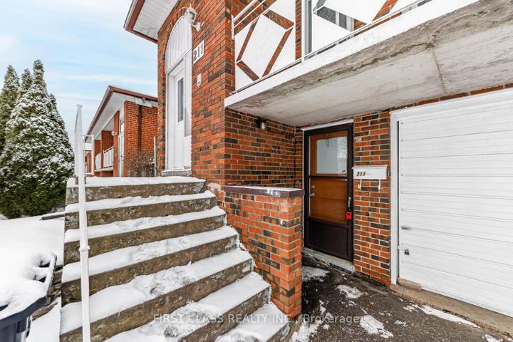 Photo 1 at 211 Shawnee Circle, Pleasant View, Toronto