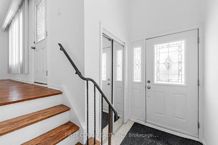 Photo 2 at 211 Shawnee Circle, Pleasant View, Toronto