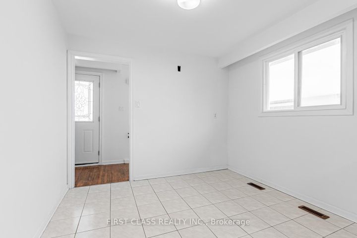 Photo 4 at 211 Shawnee Circle, Pleasant View, Toronto