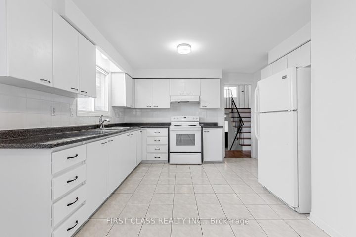 Photo 5 at 211 Shawnee Circle, Pleasant View, Toronto