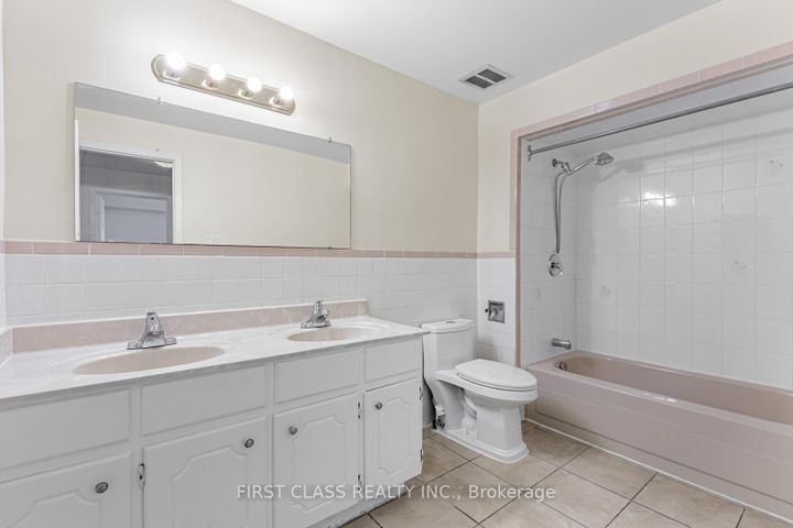 Photo 6 at 211 Shawnee Circle, Pleasant View, Toronto