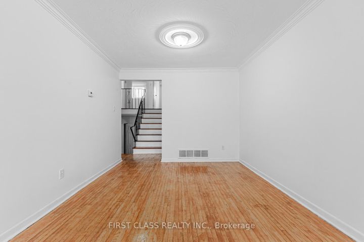 Photo 8 at 211 Shawnee Circle, Pleasant View, Toronto