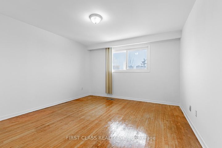 Photo 13 at 211 Shawnee Circle, Pleasant View, Toronto