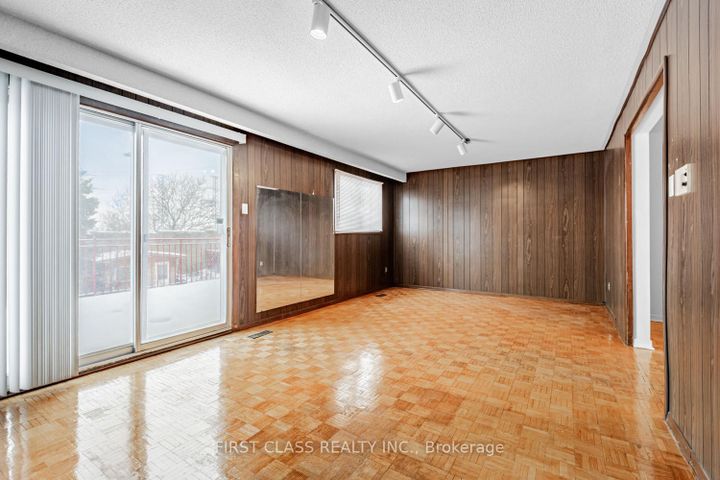 Photo 17 at 211 Shawnee Circle, Pleasant View, Toronto