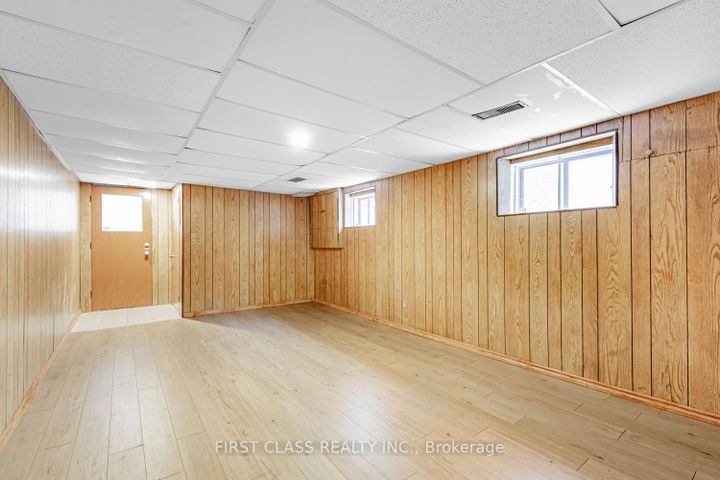 Photo 20 at 211 Shawnee Circle, Pleasant View, Toronto