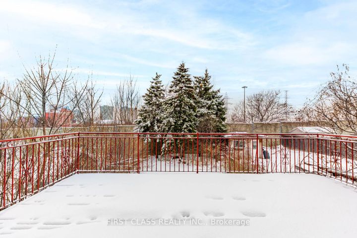 Photo 28 at 211 Shawnee Circle, Pleasant View, Toronto