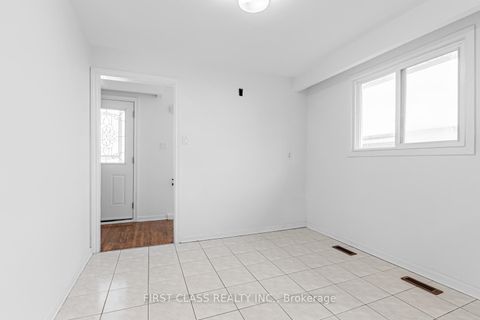 Photo 4 at 211 Shawnee Circle, Pleasant View, Toronto