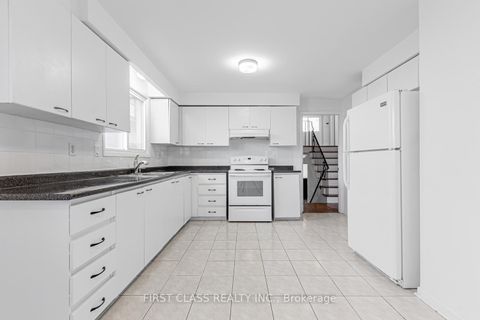 Photo 5 at 211 Shawnee Circle, Pleasant View, Toronto