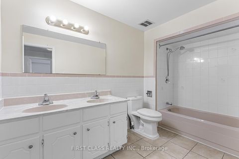 Photo 6 at 211 Shawnee Circle, Pleasant View, Toronto