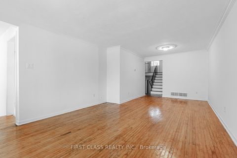 Photo 7 at 211 Shawnee Circle, Pleasant View, Toronto