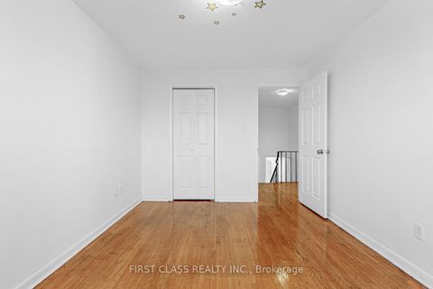 Photo 10 at 211 Shawnee Circle, Pleasant View, Toronto