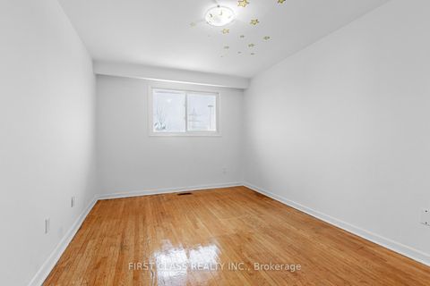 Photo 11 at 211 Shawnee Circle, Pleasant View, Toronto