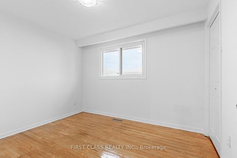 Photo 15 at 211 Shawnee Circle, Pleasant View, Toronto