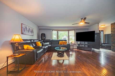 Photo 2 at 4 Devins Drive, Aurora Heights, Aurora