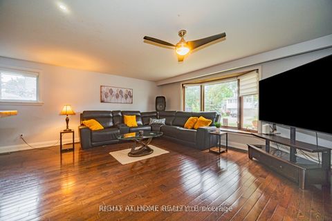 Photo 3 at 4 Devins Drive, Aurora Heights, Aurora