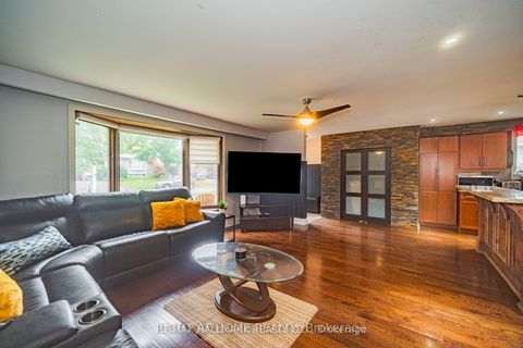 Photo 6 at 4 Devins Drive, Aurora Heights, Aurora