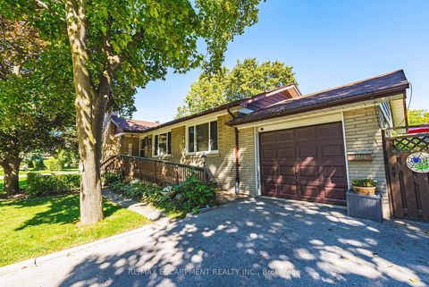 Photo 2 at 1 Norwich Place, Beaumonde Heights, Toronto