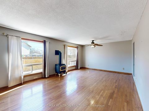 Photo 2 at 25 Shirlea Boulevard, Keswick South, Georgina