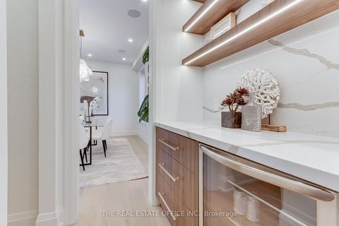 Photo 3 at 18 Beaverbrook Avenue, Rosethorn, Toronto