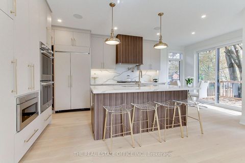 Photo 43 at 18 Beaverbrook Avenue, Rosethorn, Toronto