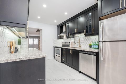 Photo 10 at 14 Clandfield Street, Rouge River Estates, Markham