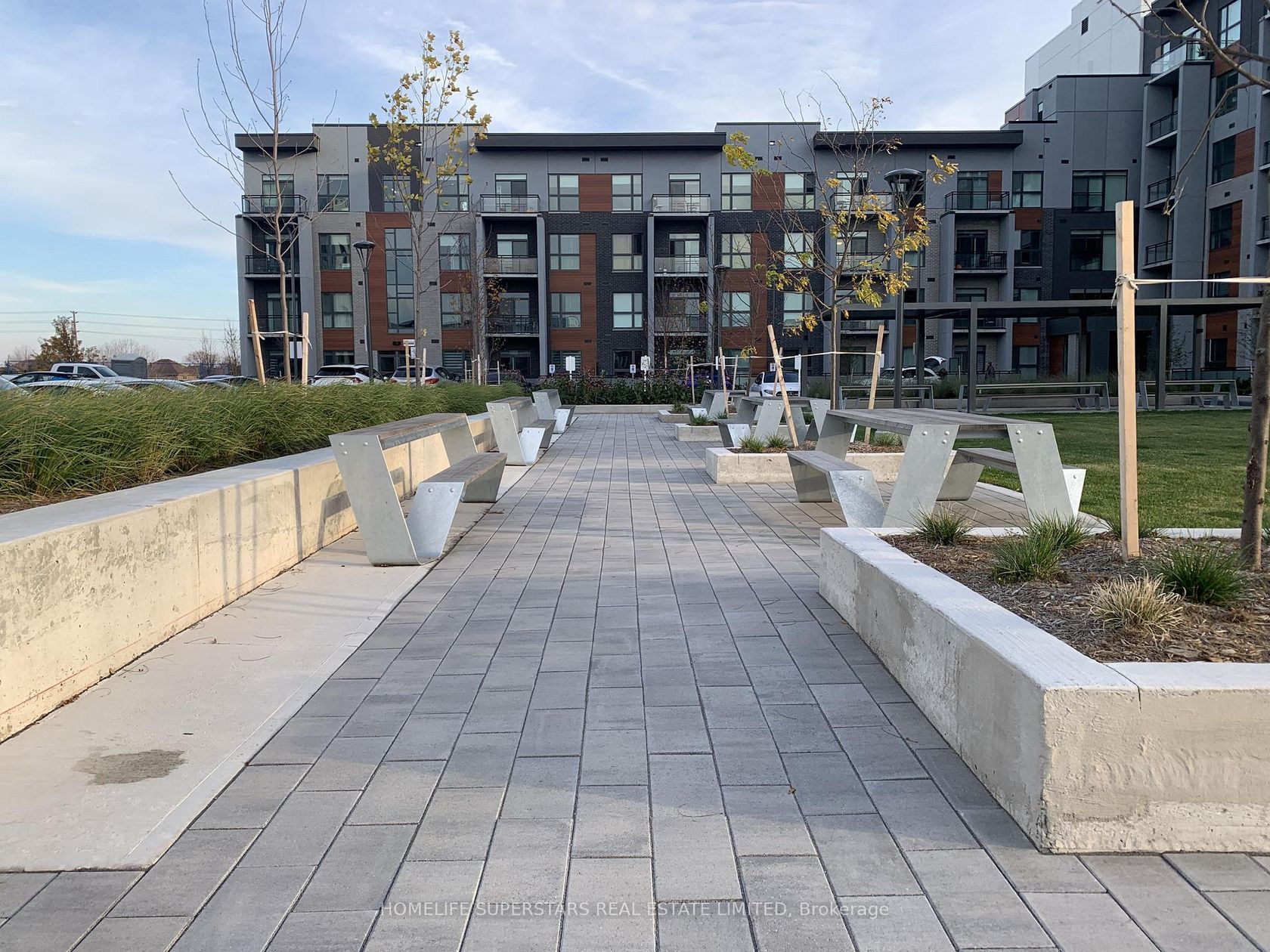 204 - 95 Dundas Street W, GO Glenorchy, Oakville 