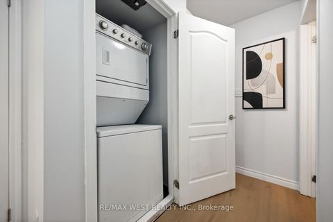 Photo 7 at 120 - 11 Applewood Lane, Etobicoke West Mall, Toronto