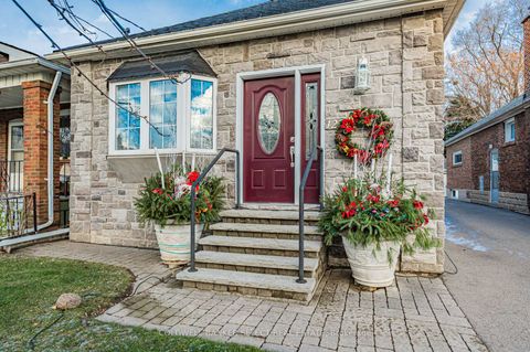 Photo 3 at 125 Fourth Street, New Toronto, Toronto